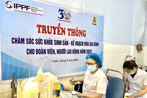 Hội KHHGĐ tỉnh Thừa Thiên Huế khám bệnh miễn phí cho người lao động huyện A Lưới