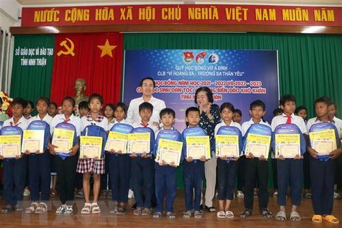 Trao 150 suất học bổng Vừ A Dính tặng học sinh nghèo Ninh Thuận
