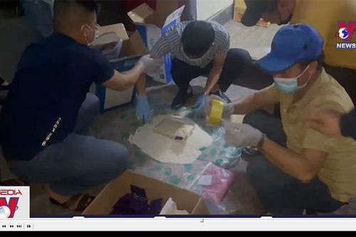 Giao nộp 2 đối tượng cùng tang vật gần 12.000 viên ma túy