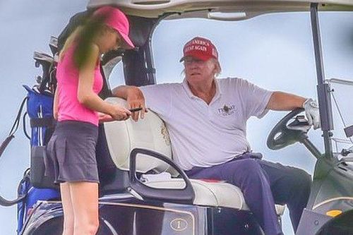 'Gặp' nữ trợ lý xinh đẹp mới luôn tháp tùng ông Trump như hình với bóng