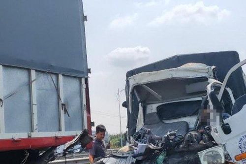 Xe tải biến dạng sau va chạm kinh hoàng trên cao tốc Long Thành – TP.HCM