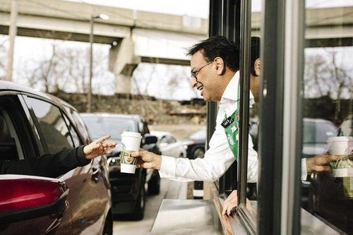 CEO đa năng của Starbucks: Quản lý công ty, làm nhân viên phục vụ, pha chế đồ uống kiêm thu ngân
