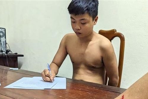 Cầm rựa rượt hàng xóm, dùng xà beng tấn công Công an