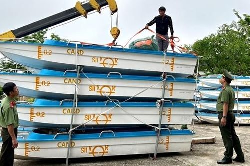 Bộ Công an trang cấp 40 xuồng máy cho Công an Thừa Thiên-Huế