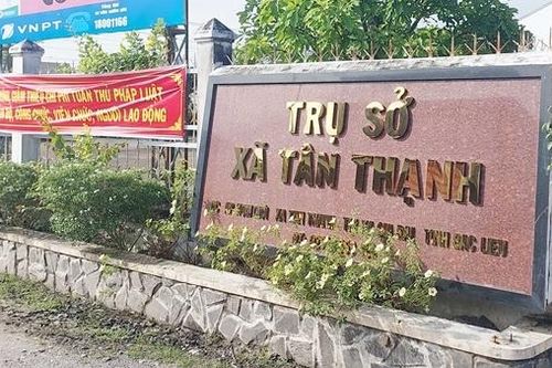 Nữ cán bộ xã mang sổ đỏ của dân đi cầm lấy tiền trả nợ