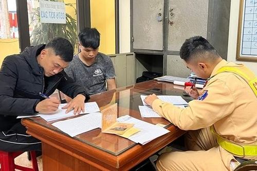 Xe đầu kéo dùng đăng kiểm giả chở quá tải hơn 150%