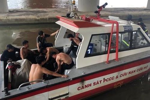 Cô gái để lại xe máy nghi nhảy cầu Thủ Thiêm xuống sông Sài Gòn