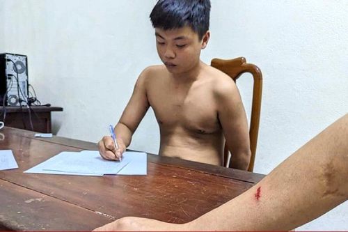 Nam thanh niên cầm rựa rượt đuổi hàng xóm, dùng xà beng đánh công an bị thương