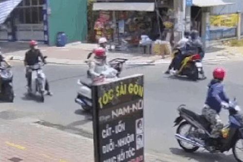 Xôn xao video người mặc quần áo dân quân tự vệ đánh học sinh vi phạm giao thông tại TP. HCM
