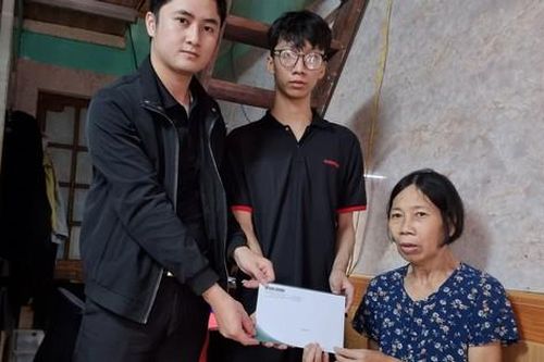 Trao tiền của bạn đọc Báo Sức khỏe & Đời sống hỗ trợ hoàn cảnh khó khăn ở Huế