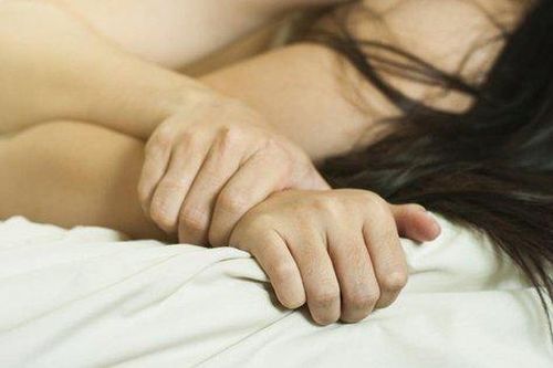 Xốc chăn lên, nhờ người chụp lại cảnh chồng mình và nhân tình nằm với nhau để đi kiện, vợ không ngờ gặp cái kết đắng ngắt