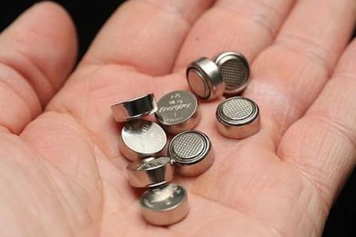 Chỉ vài tiếng, pin điện tử đã ăn mòn, gây hoại tử niêm mạc, cuốn mũi và sàn mũi của bé 3 tuổi