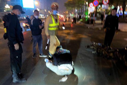 Bỏ chạy khi bị dừng xe kiểm tra, nam thanh niên tông vào 2 xe máy