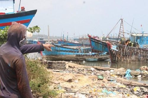 Cảng cá Sa Huỳnh bị ô nhiễm