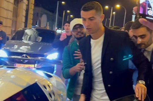 Cristiano Ronaldo cầm lái siêu xe Bugatti Centodieci