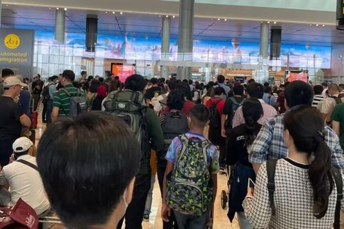Hành khách xếp hàng dài tại sân bay Changi vì sự cố hệ thống