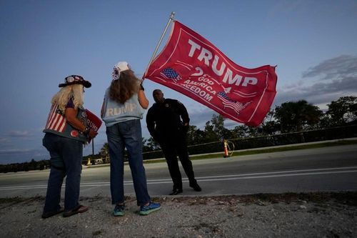 Người ủng hộ ông Trump biểu tình trước cửa khu nghỉ dưỡng Mar-a-Lago