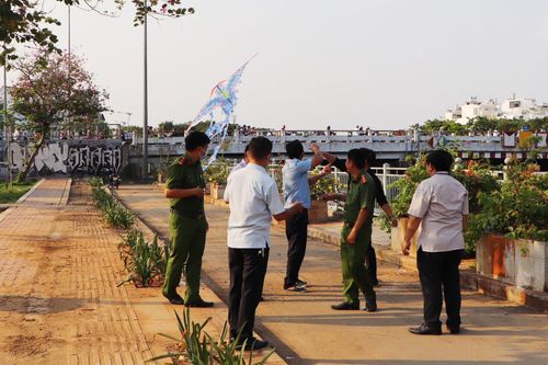 Thu giữ nhiều con diều thả không đúng nơi quy định ở TP.HCM