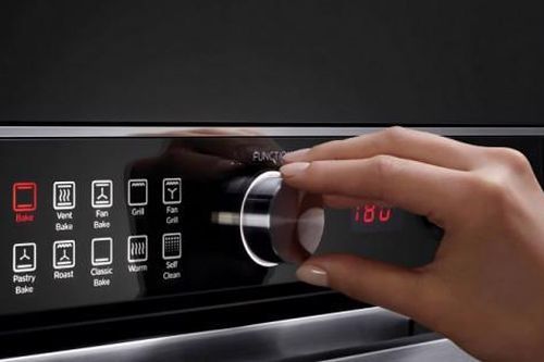 Chỉ cần ấn nút này việc vệ sinh lò nướng trở nên đơn giản