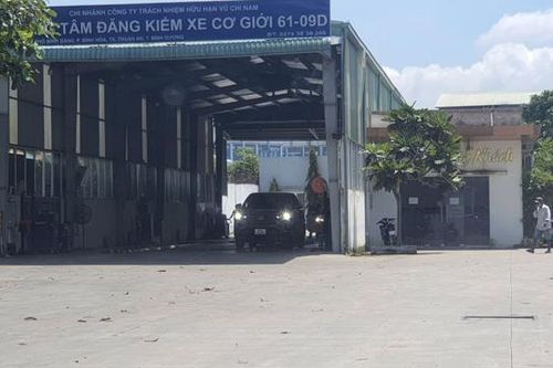 Bình Dương: Công an bắt 5 người của trung tâm đăng kiểm 61-09D