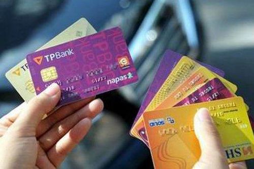Việc phát hành và sử dụng thẻ ngân hàng phải được lập thành hợp đồng