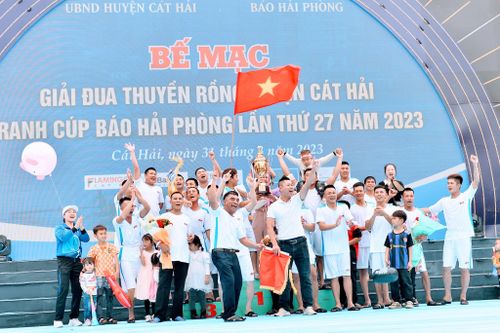 Tưng bừng giải đua thuyền rồng trên biển Cát Bà