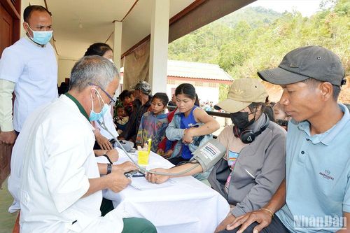 Khám bệnh, tặng quà nhân dân Lào nhân dịp Tết cổ truyền Bunpimay