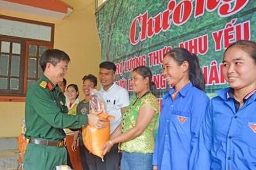 Chi nhánh 716 (Binh đoàn 15) tặng gạo, nhu yếu phẩm cho người lao động và nhân dân