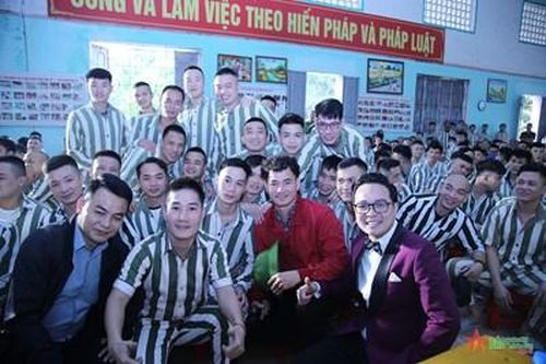 Ở ngoài kia cuộc đời tươi đẹp lắm!