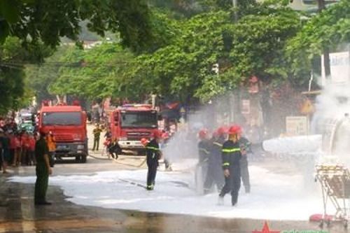 Điện Biên: Xe cấp cứu bị cháy rụi do bình oxy phát nổ