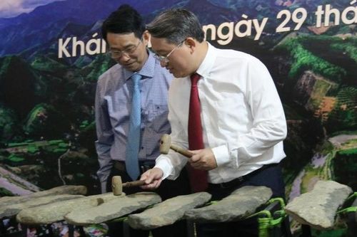 Khánh Hòa trưng bày hai bộ đàn đá Khánh Sơn cho du khách tham quan