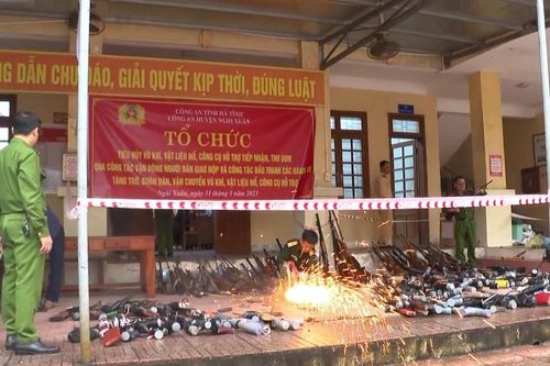 Hà Tĩnh: Tiêu hủy 237 khẩu súng các loại và nhiều vũ khí, công cụ hỗ trợ
