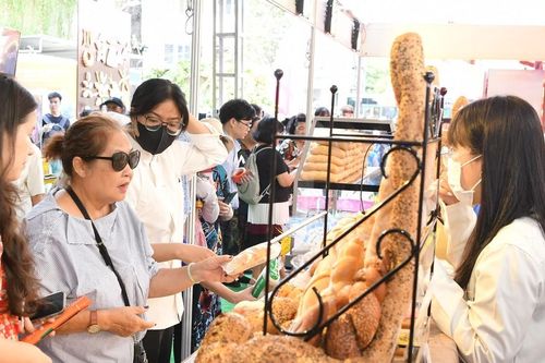 Hàng ngàn người chen chân đến với Lễ hội bánh mì Việt Nam