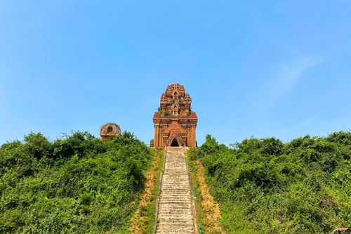 Chiêm ngưỡng vẻ đẹp cổ kính của Tháp Bánh Ít giữa lòng Bình Định