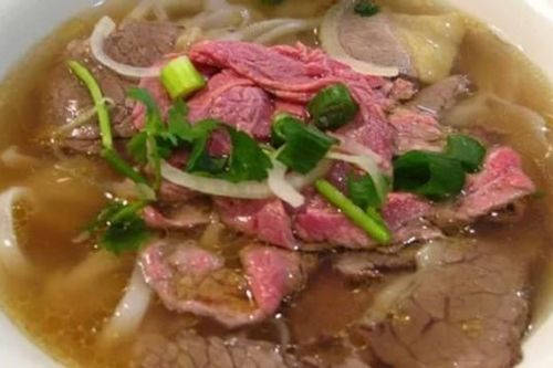 Cô gái 28 tuổi nhập viện vì thường xuyên ăn bún bò tái kèm rau sống