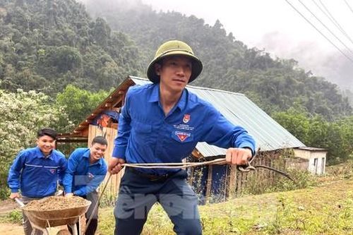 Vượt núi chuyển vật liệu, san nền dựng nhà giúp người nghèo