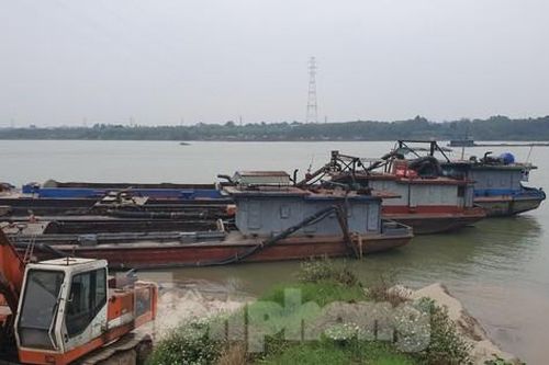 Đoàn tàu hút cát không số đỗ cạnh chốt CSGT đường thủy ở Hà Nội