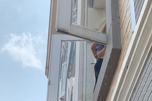 Nghẹt thở giải cứu người mẹ ôm con định nhảy lầu tự tử