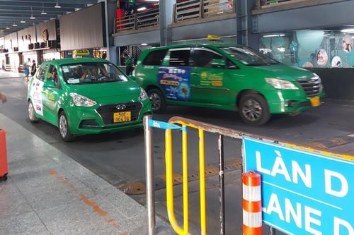 Khách đi taxi 'cõng' 3 loại phí ở Tân Sơn Nhất, Bộ GTVT yêu cầu báo cáo