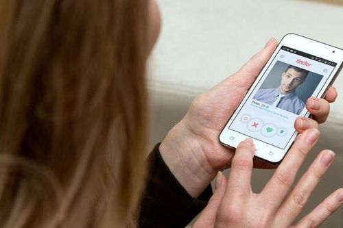 Nữ sinh đại học dùng chiêu bài 'đào mỏ' trên Tinder
