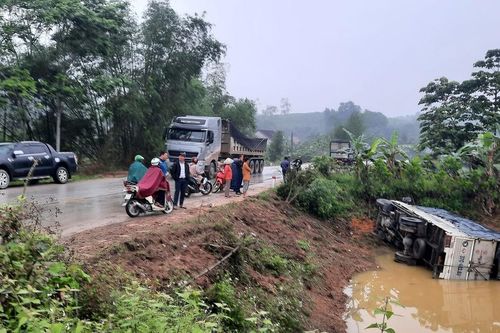 Xe tải mất lái lao xuống ao lúc nửa đêm