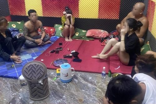 Ập vào căn phòng vang tiếng nhạc chát chúa, phát hiện cảnh tượng kinh hoàng của 4 đôi nam nữ ở bên trong