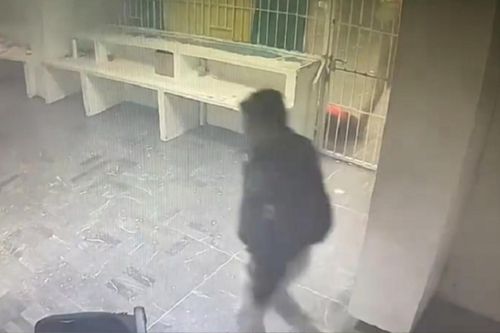 Hơn 40 người bị lửa thiêu tử vong trong phòng giam, camera an ninh hé lộ tình tiết 'ớn lạnh'