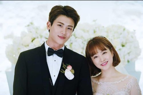 Cuối cùng Park Hyung Sik - Park Bo Young cũng chịu công khai hẹn hò sau loạt 'hint' thả thính