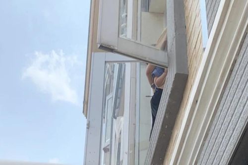 Nghẹt thở giây phút mẹ ôm con nhỏ định nhảy lầu tự tử Đắk Nông