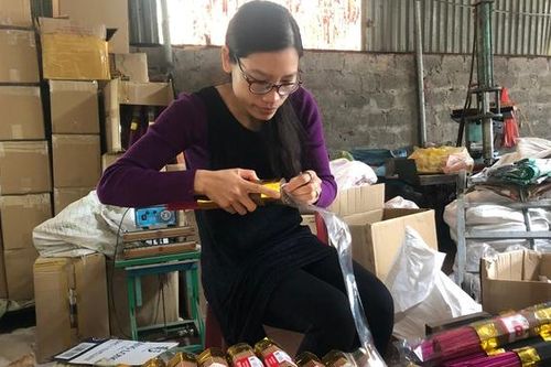 Nữ nghệ nhân trẻ đau đáu giữ nghề làm hương truyền thống