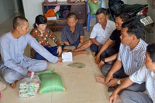 Ông Lâm Thu Minh được bạn đọc Báo Đồng Tháp trao hỗ trợ