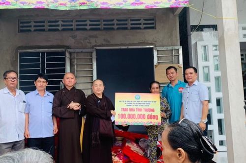 Ban Trị Sự GHPGVN quận Gò Vấp và chùa Vĩnh Quang tặng nhà tình thương
