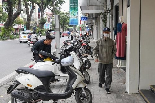 Vỉa hè Hà Nội bị tái chiếm hàng ngày, chưa xử lý dứt điểm