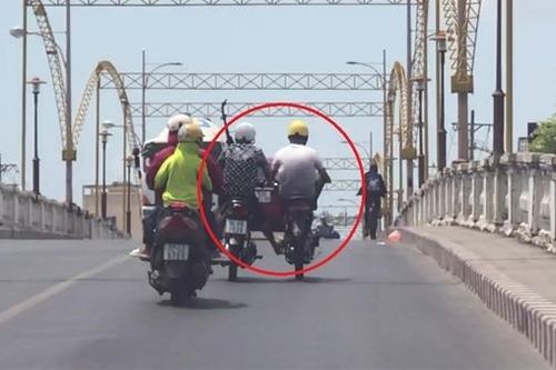 Thót tim cảnh xe máy 'dìu nhau' trên đường